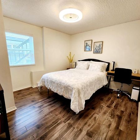 Adorable 1- Bedroom Suite In Langford 빅토리아 외부 사진