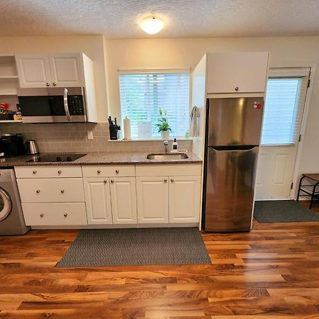 Adorable 1- Bedroom Suite In Langford 빅토리아 외부 사진