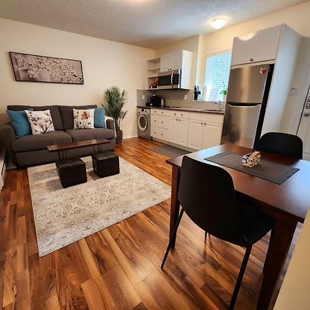 Adorable 1- Bedroom Suite In Langford 빅토리아 외부 사진