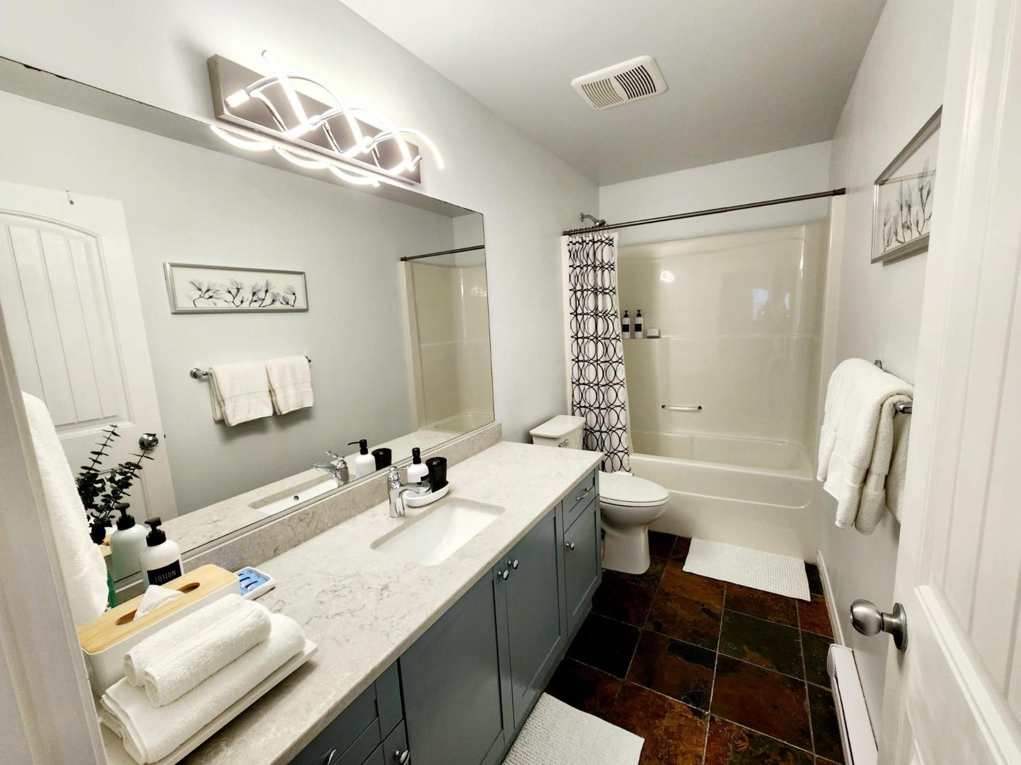 Adorable 1- Bedroom Suite In Langford 빅토리아 외부 사진