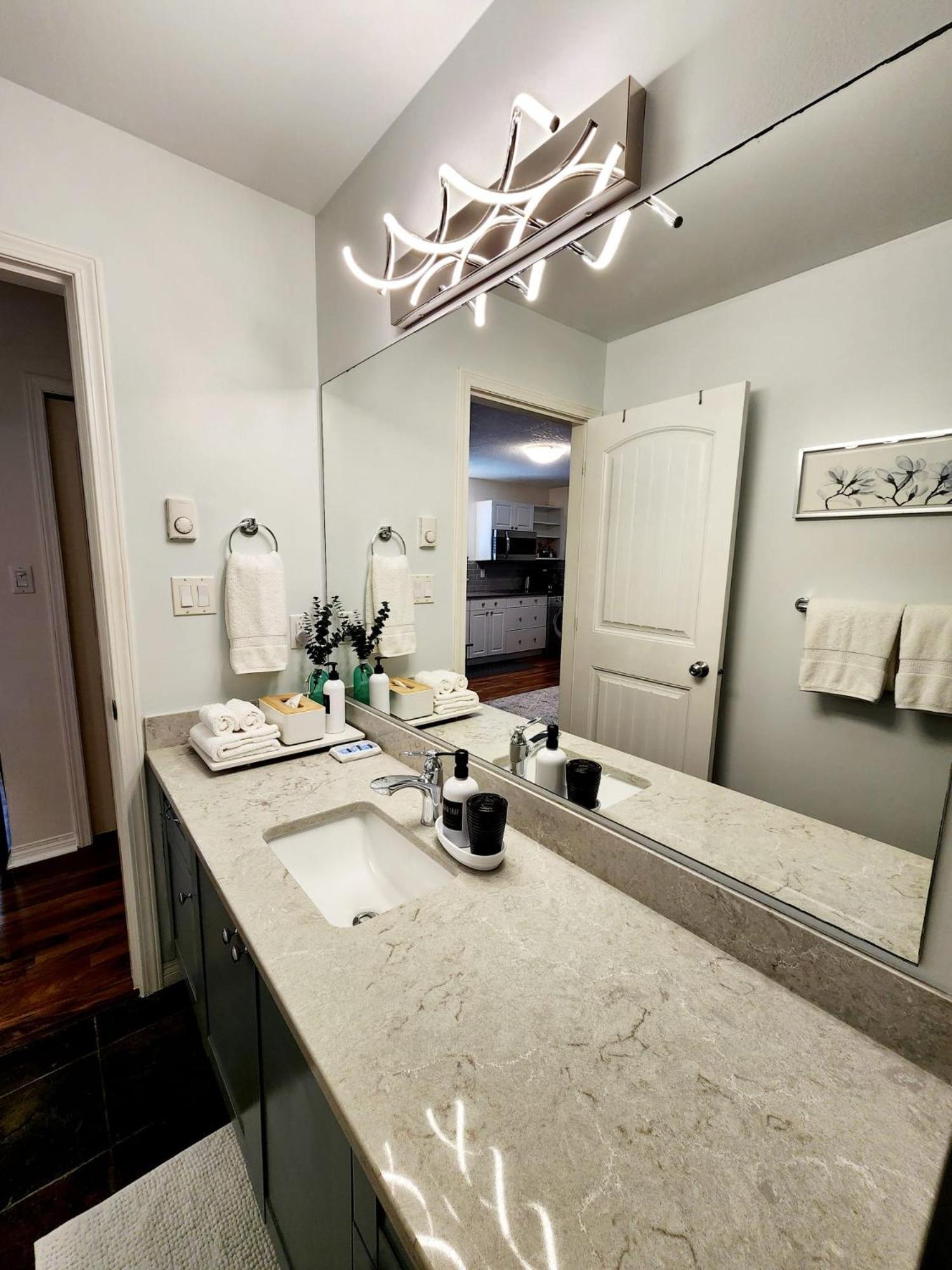 Adorable 1- Bedroom Suite In Langford 빅토리아 외부 사진