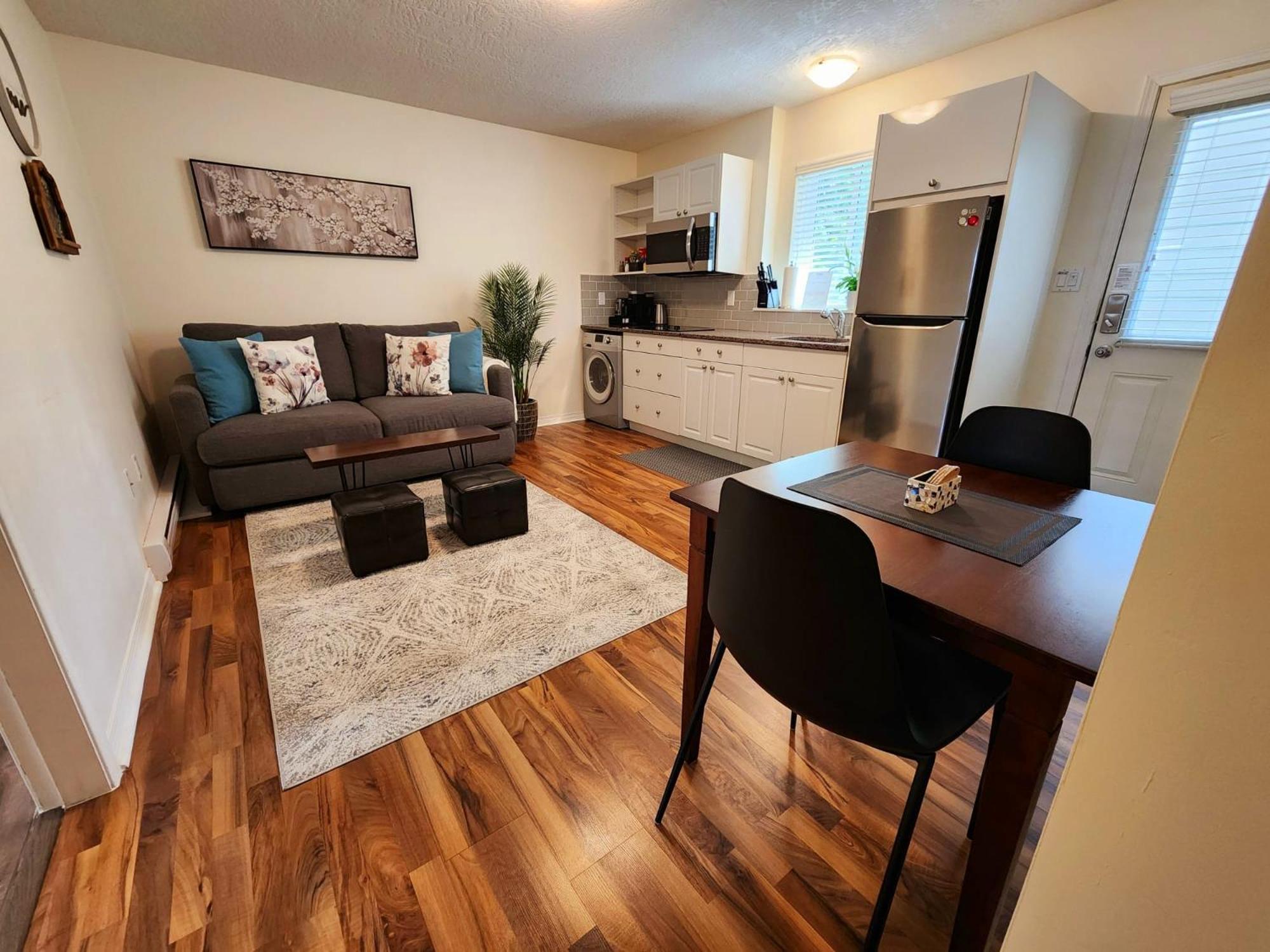 Adorable 1- Bedroom Suite In Langford 빅토리아 외부 사진