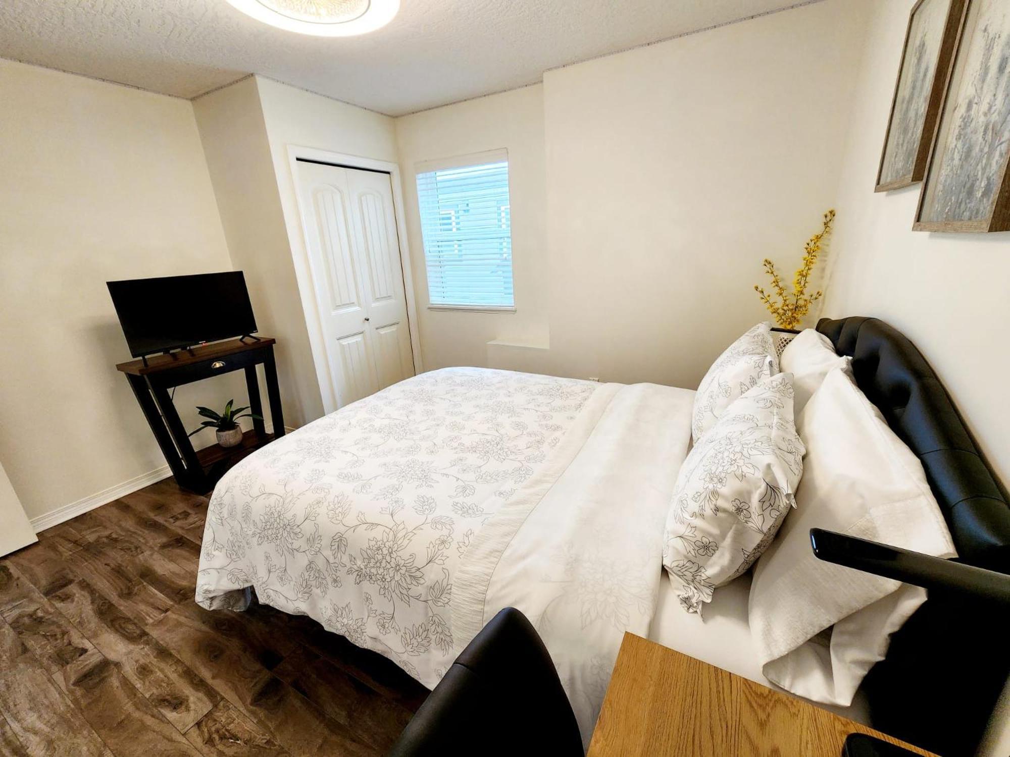 Adorable 1- Bedroom Suite In Langford 빅토리아 외부 사진
